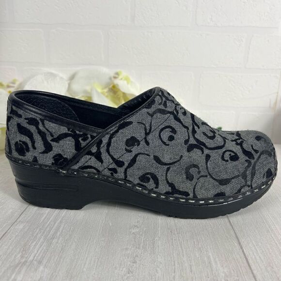 Sanita Women’s Gray and Black Floral Slip on Clogs size 37 - Picture 3 of 14